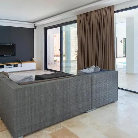 Uzunyurt Sleeps 12 Pool Air Con Wifi * فاراليا